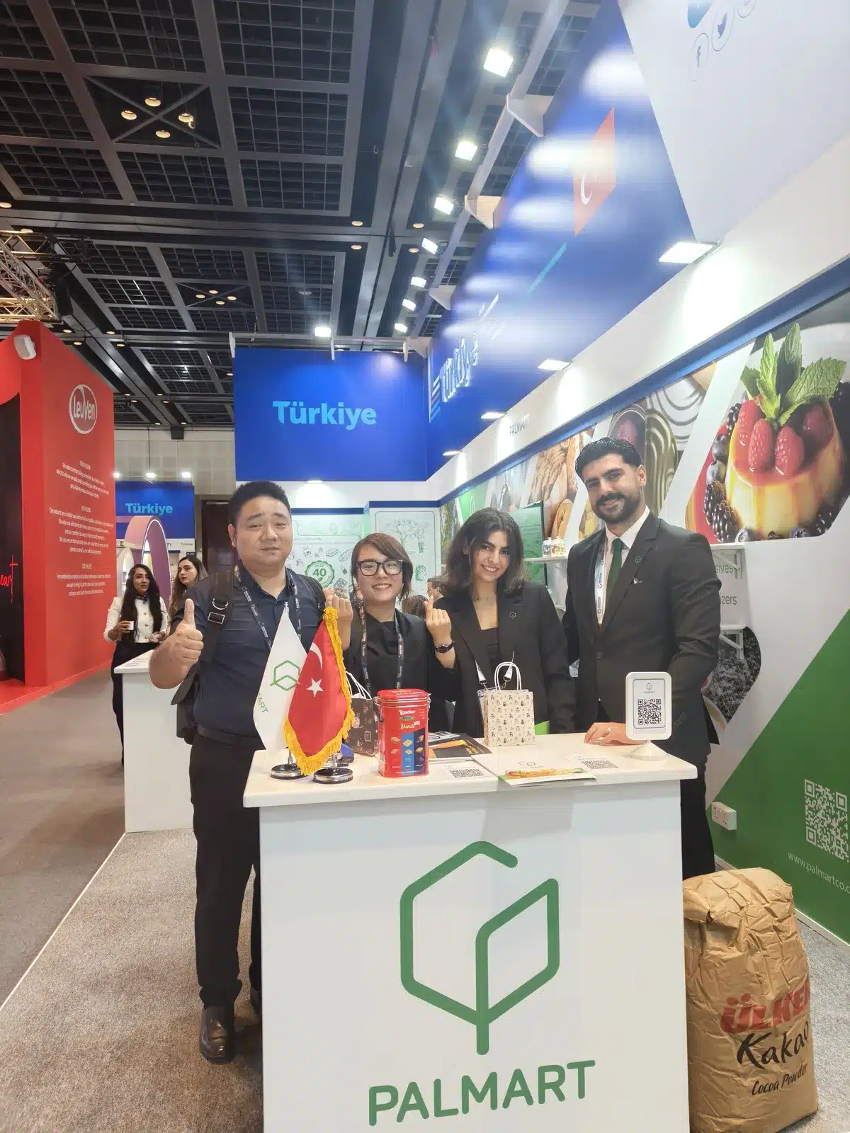 Junmei representatives meeting food packaging buyers at an international exhibition