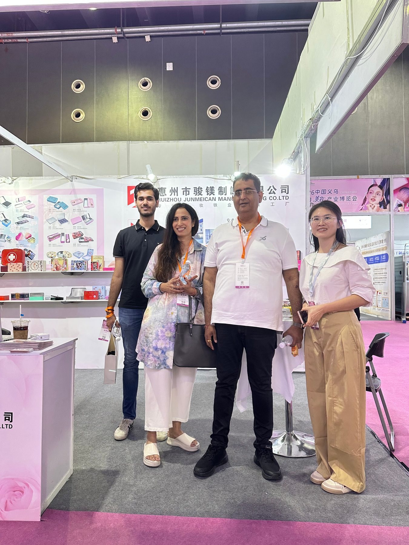 Junmei representative meeting overseas packaging buyers at an exhibition