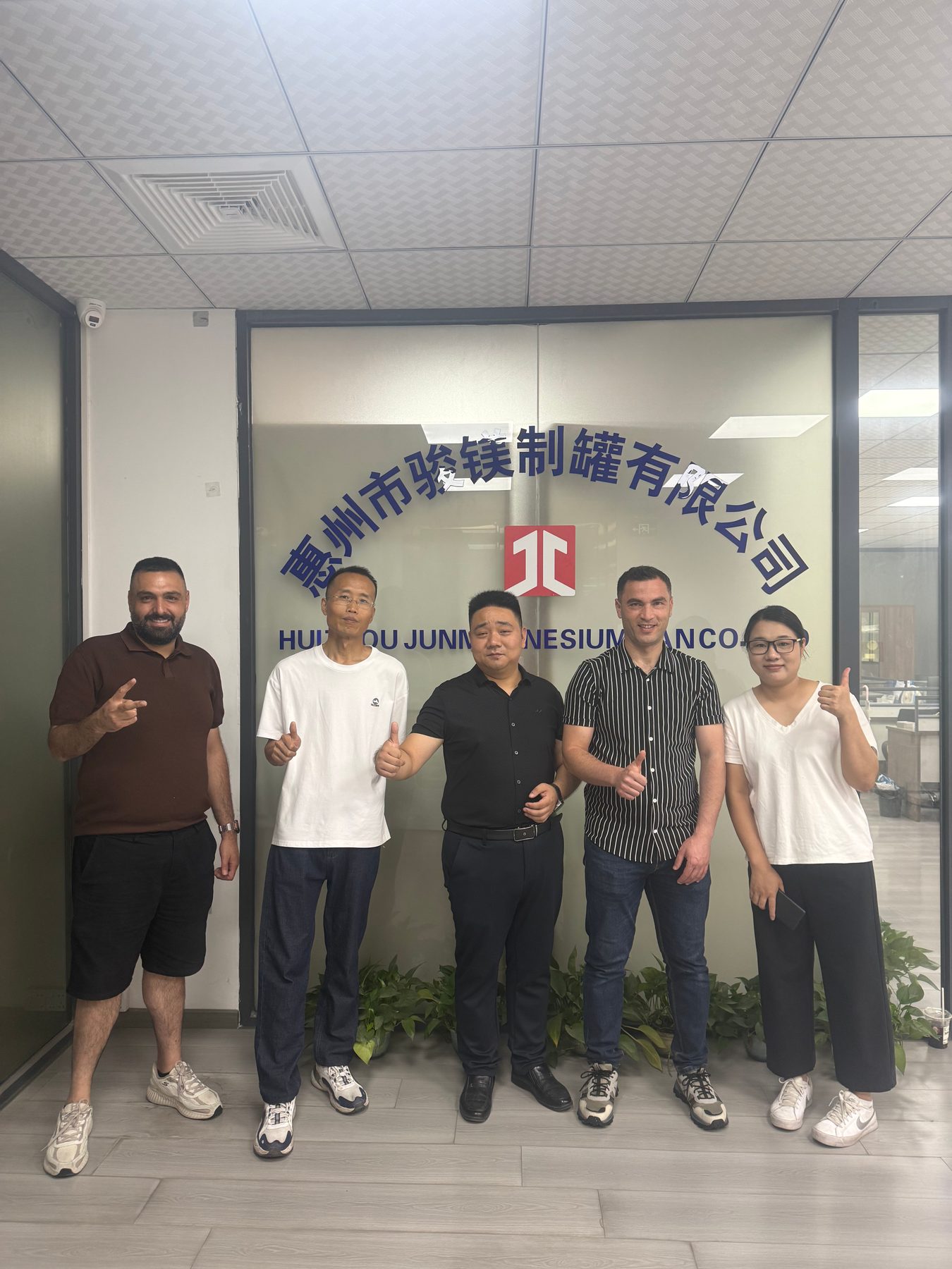 Overseas buyers visiting the Junmei office in Huizhou