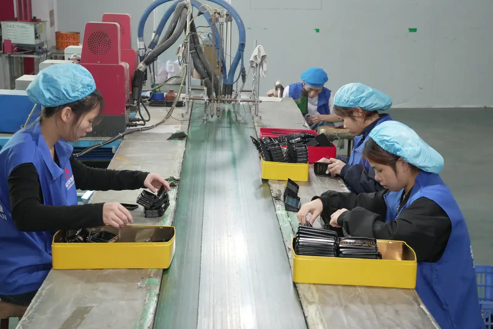 Junmei workers packing finished tin boxes